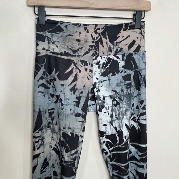 ONZIE Yoga Printed Legging Crops - Picture 2 of 5